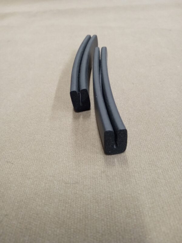 1949-1952 Front Fender U-Seal - Image 3